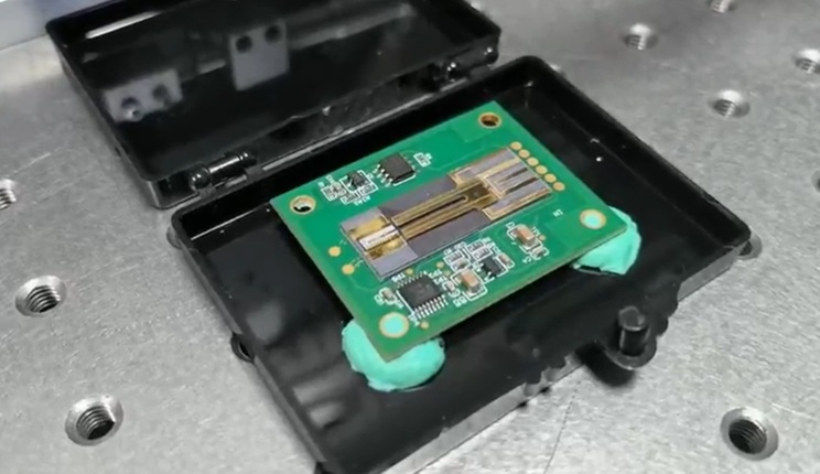 Piccolo come un chip, sensibile come un laboratorio: un nuovo sensore per tutelare le infrastrutture strategiche e prevenire l’inquinamento